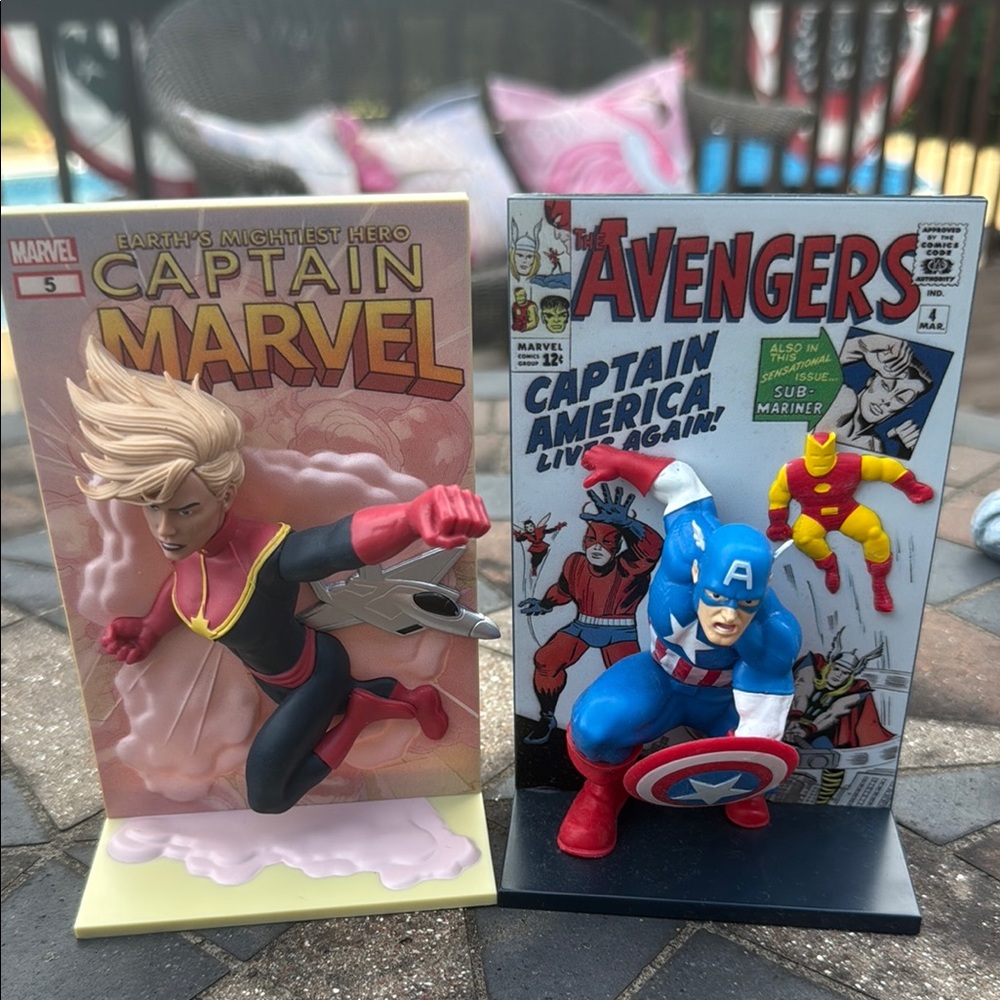 Marvel Red and Blue Action Figures Playset
